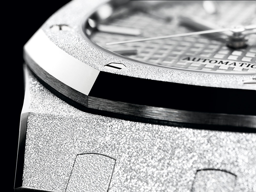 Details on the Royal Oak Frosted Gold